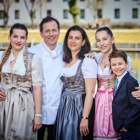 Hotel Am See Нойтраублинг Екстериор снимка