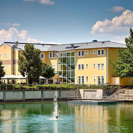 Hotel Am See Нойтраублинг Екстериор снимка