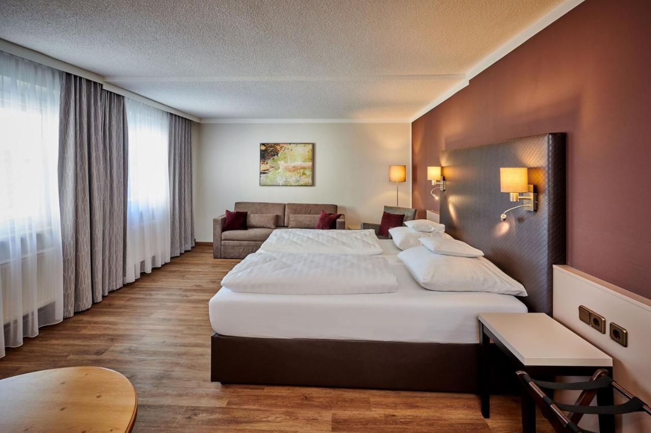 Hotel Am See Нойтраублинг Екстериор снимка