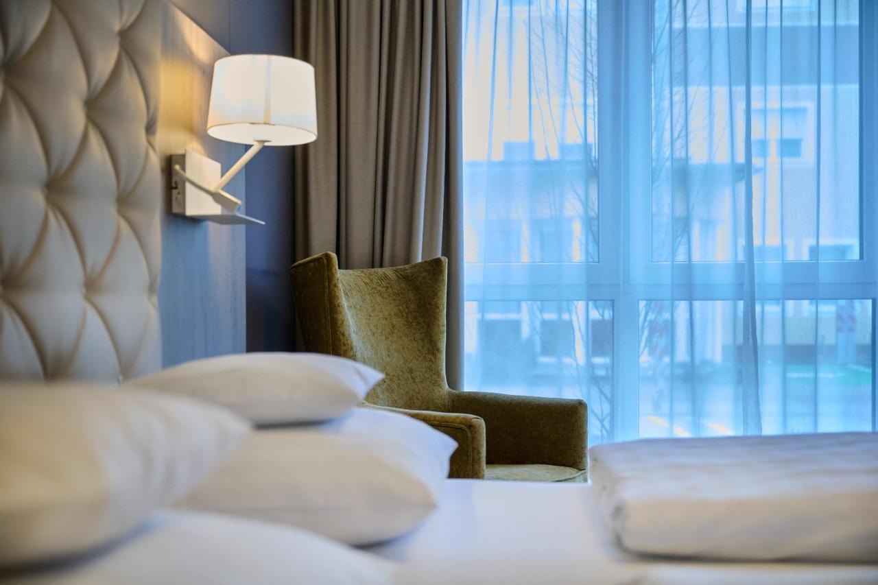 Hotel Am See Нойтраублинг Екстериор снимка