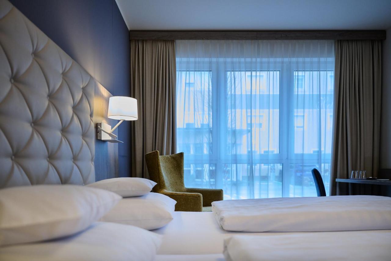 Hotel Am See Нойтраублинг Екстериор снимка
