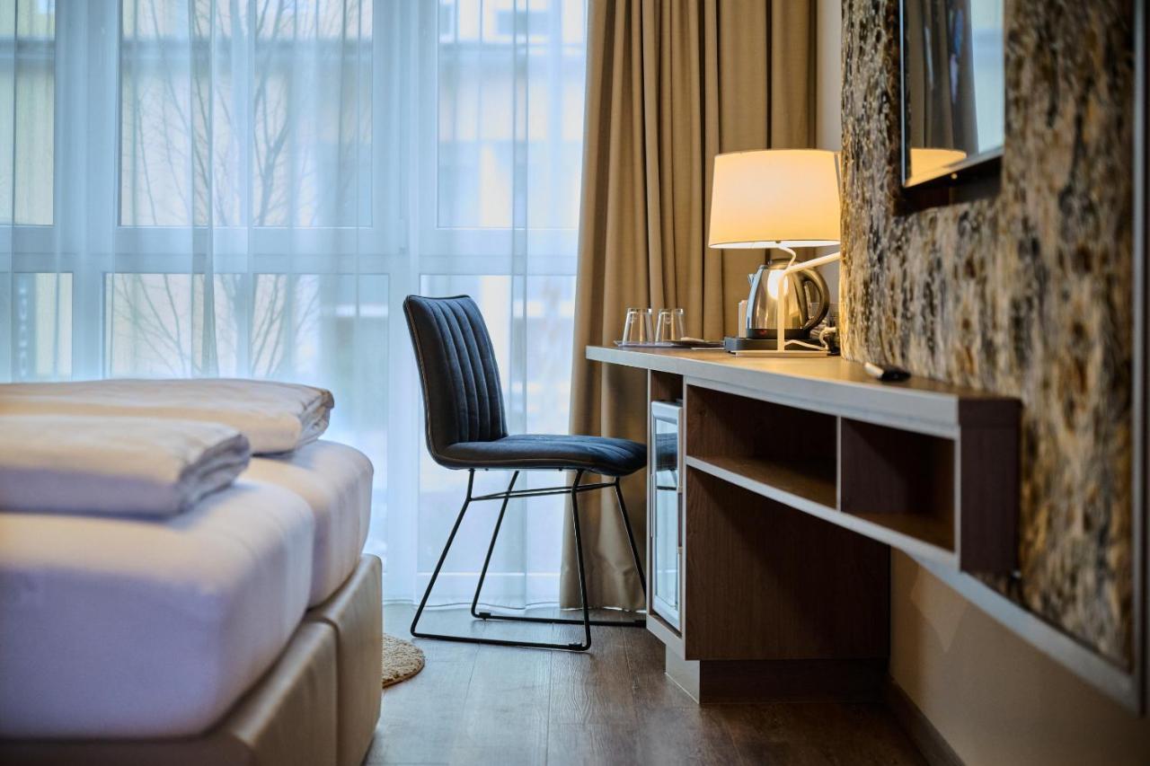 Hotel Am See Нойтраублинг Екстериор снимка