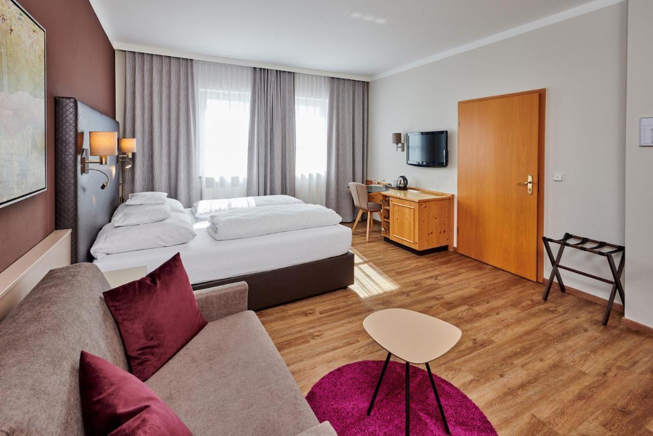 Hotel Am See Нойтраублинг Екстериор снимка