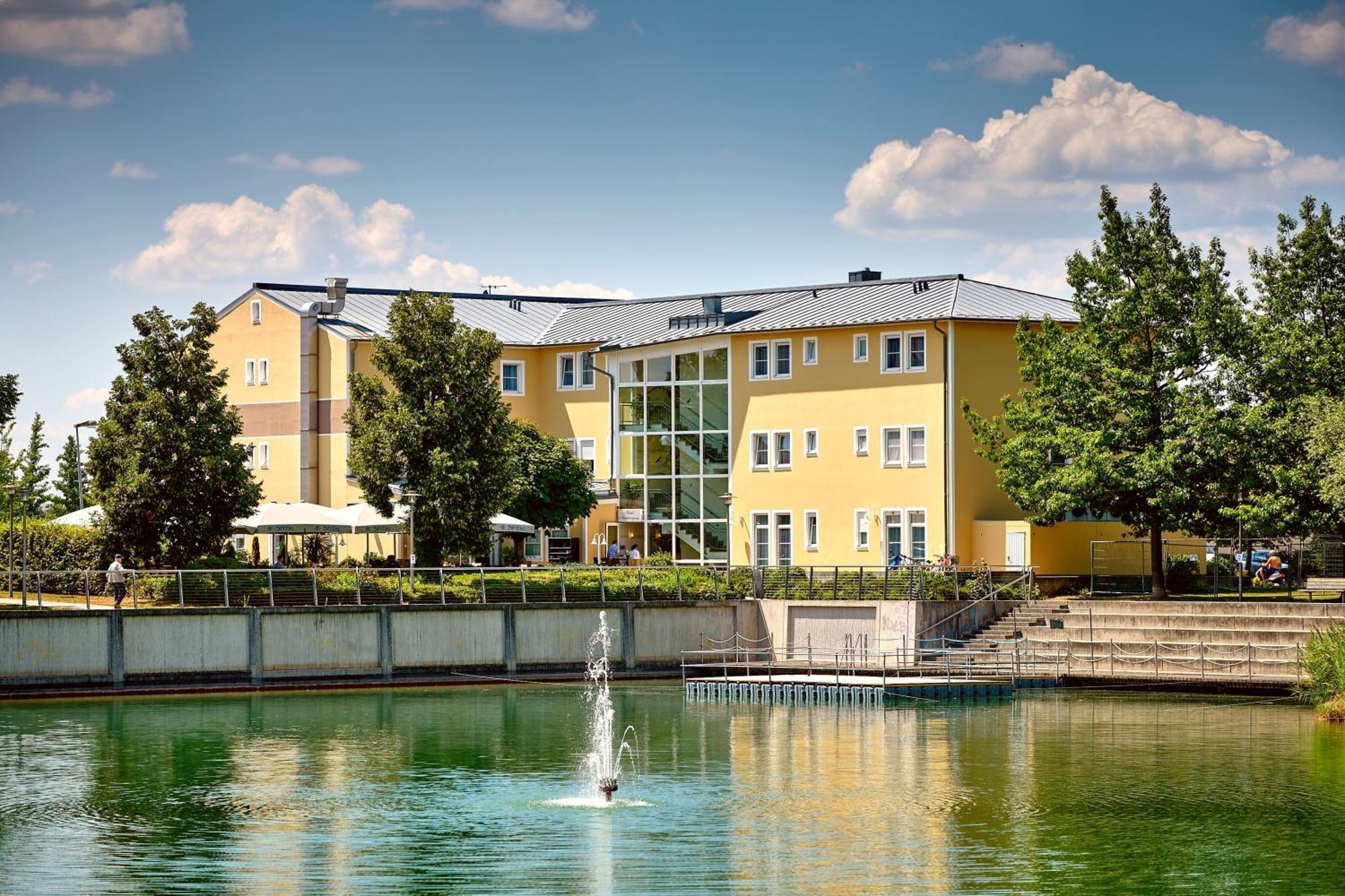 Hotel Am See Нойтраублинг Екстериор снимка