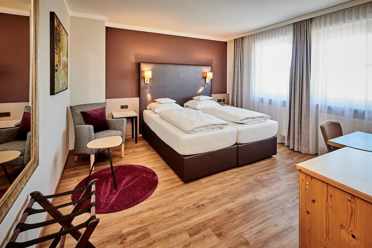 Hotel Am See Нойтраублинг Екстериор снимка
