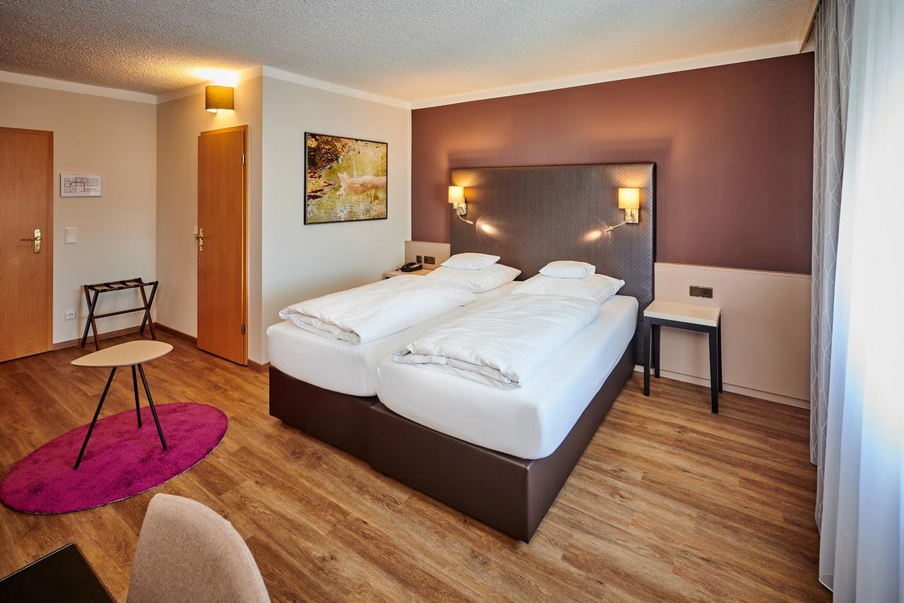 Hotel Am See Нойтраублинг Екстериор снимка