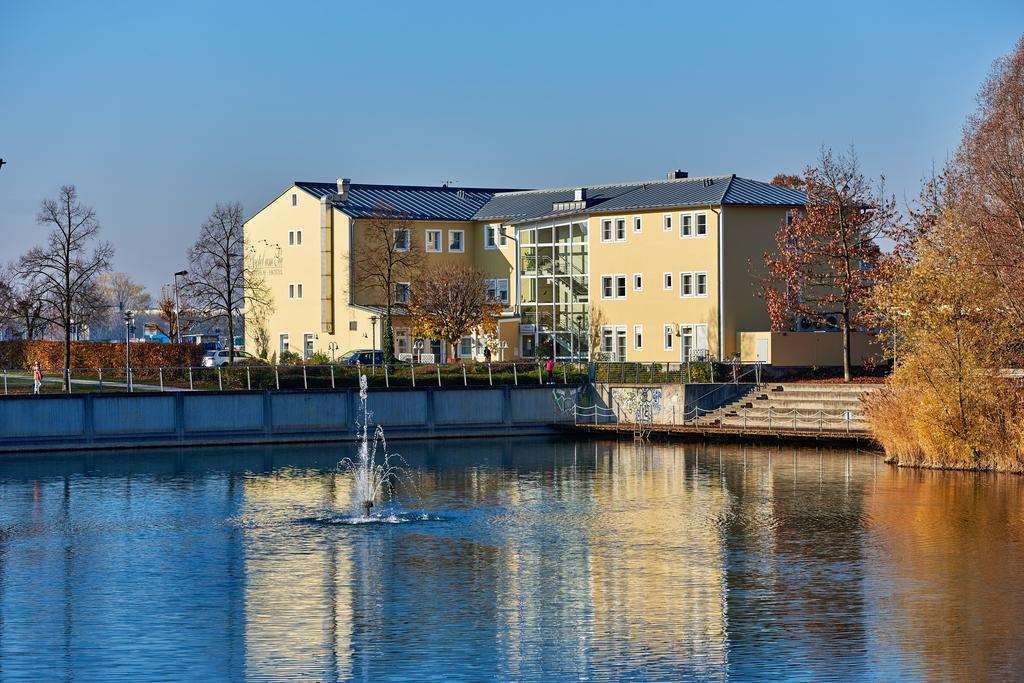 Hotel Am See Нойтраублинг Екстериор снимка