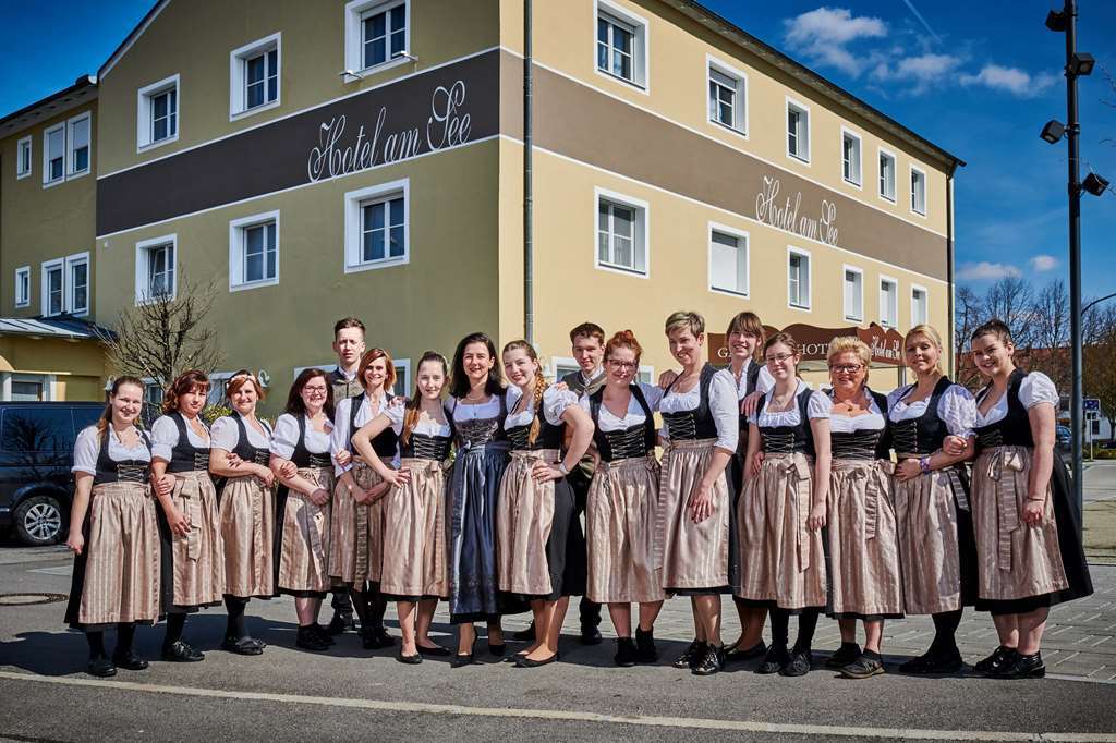 Hotel Am See Нойтраублинг Екстериор снимка